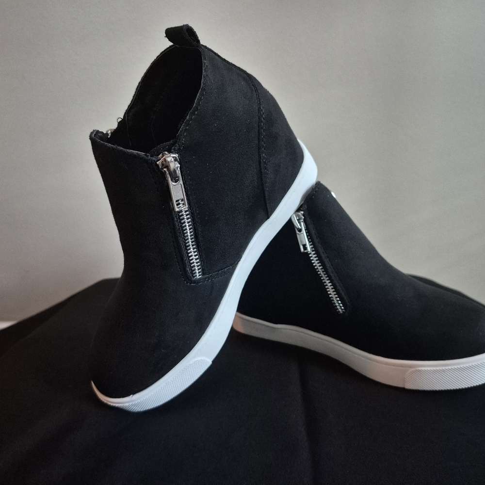 Shoes - Picture 3 of 4